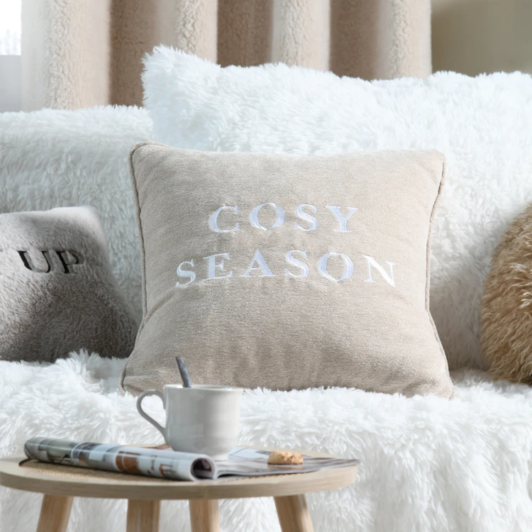 Coussin décoratif avec message brodé "Cosy Season"