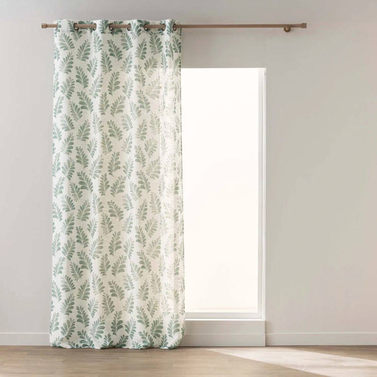 Cortina com ilhós em polilina estampada com plantas e ecrã