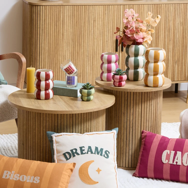 Almofada decorativa de algodão bordada com um motivo de lua e estrela