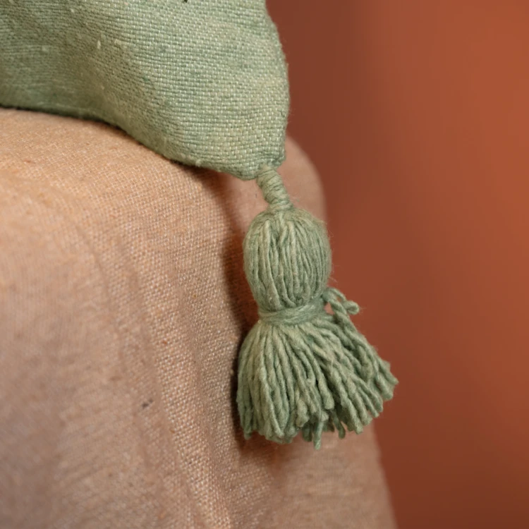 Housse de coussin en laine à pompons