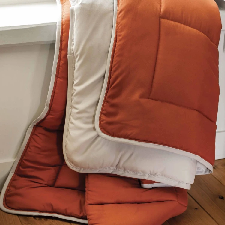 Couette chaude microfibre bicolore 400 gr/m2