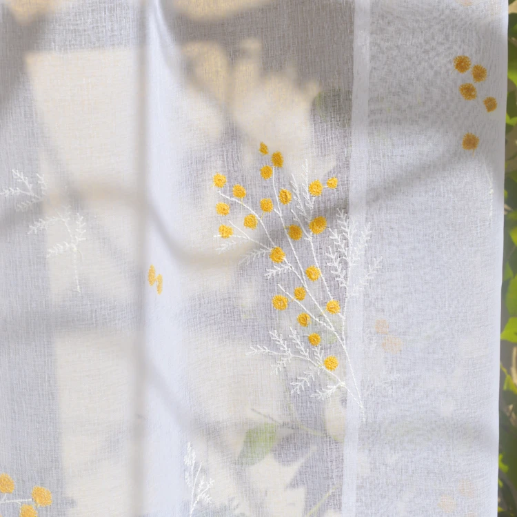 Voilage brodé d'un motif Mimosa