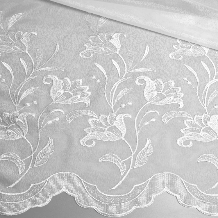 Tissu en voile sablé et festonné