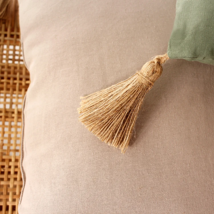 Coussin avec pompons en jute