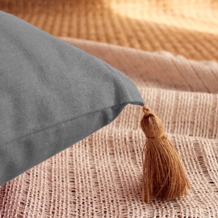 Coussin avec pompons en jute