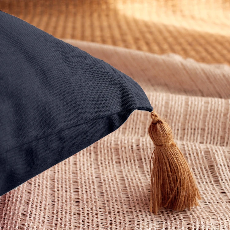 Coussin avec pompons en jute