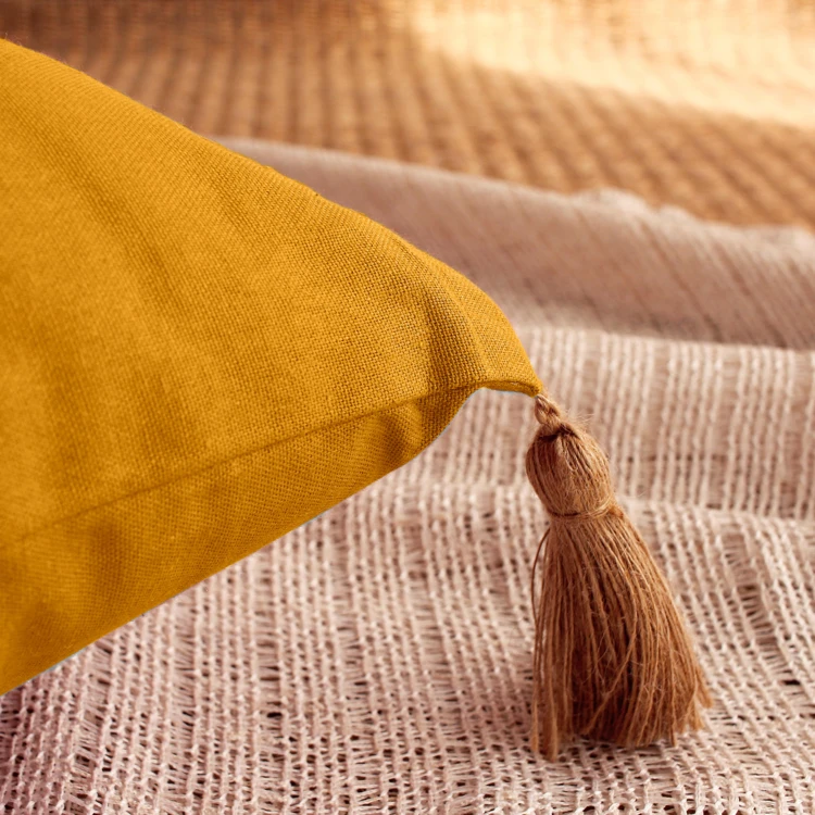 Coussin avec pompons en jute