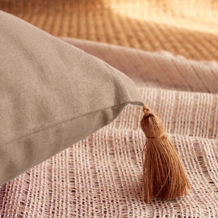 Coussin avec pompons en jute