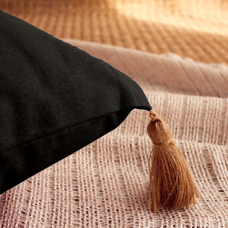 Coussin avec pompons en jute