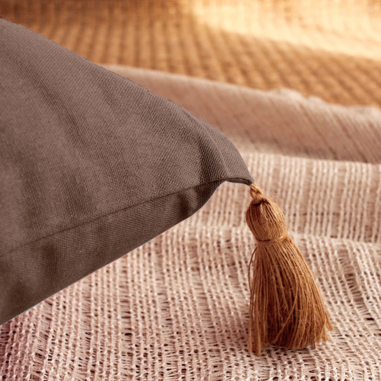 Coussin avec pompons en jute