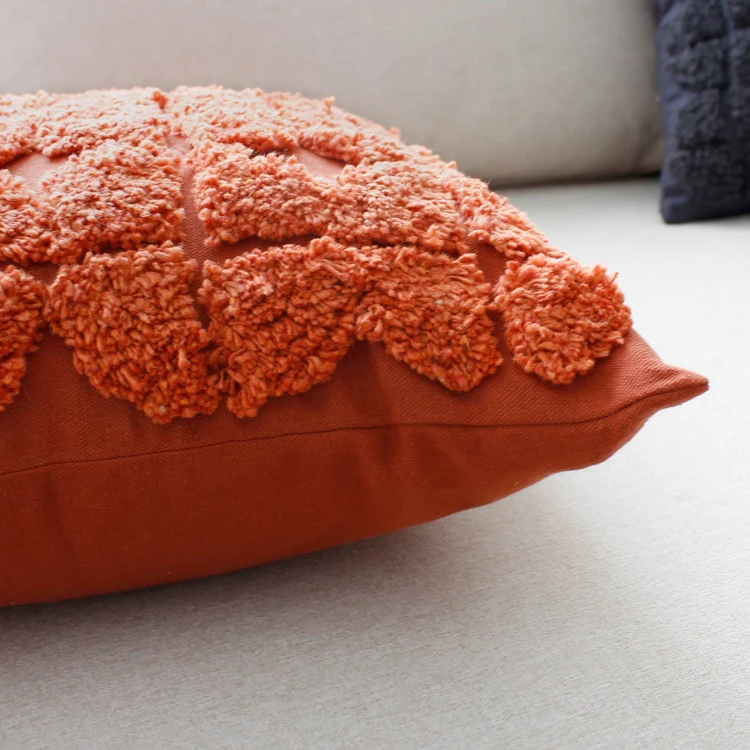 Coussin déhoussable aux broderies effet laine