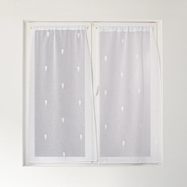 Par de cortinas rectas bordadas con gotas