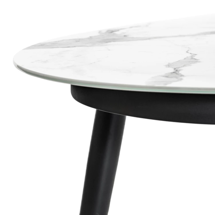 Table ovale à l'aspect marbre clair