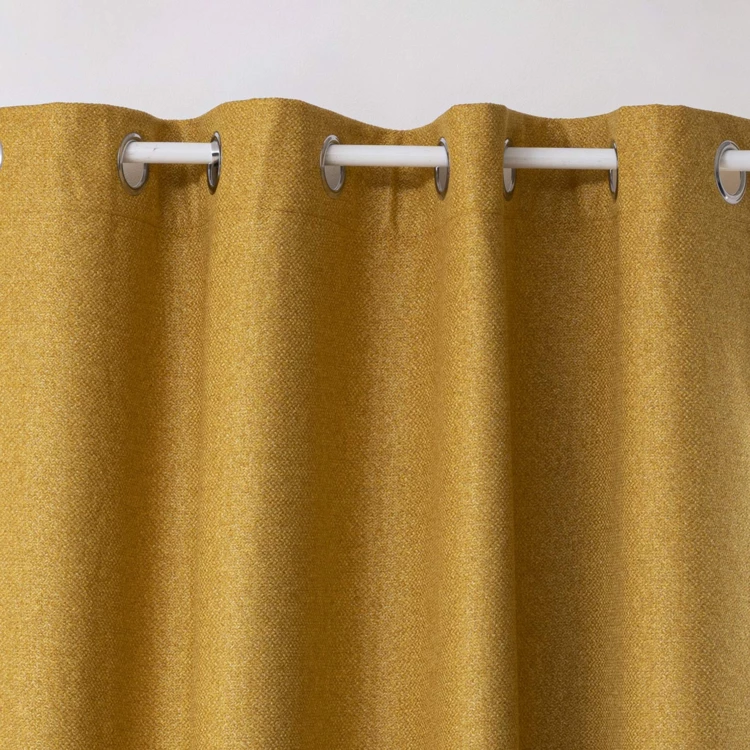 Einfarbiger isolierender und verdunkelnder Vorhang