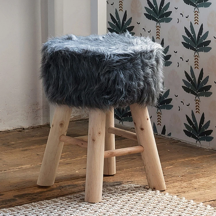 Tabouret avec assise en fourrure