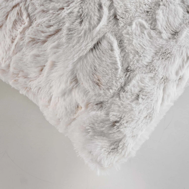 Coussin imitation fourrure