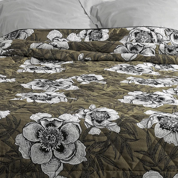 Bettüberwurf mit floralem Muster