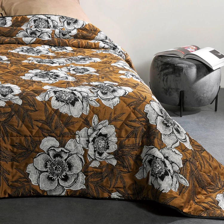 Bettüberwurf mit floralem Muster