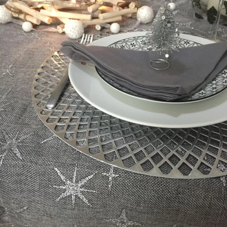 Weihnachtliche Tischdecke mit sternförmigem Leineneffekt