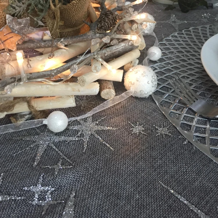 Weihnachtliche Tischdecke mit sternförmigem Leineneffekt