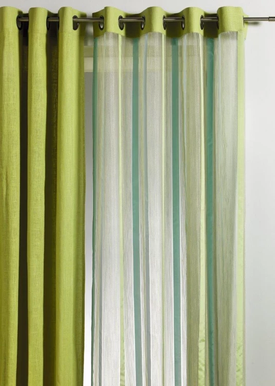Vorhang aus Organza mit vertikalen Streifen