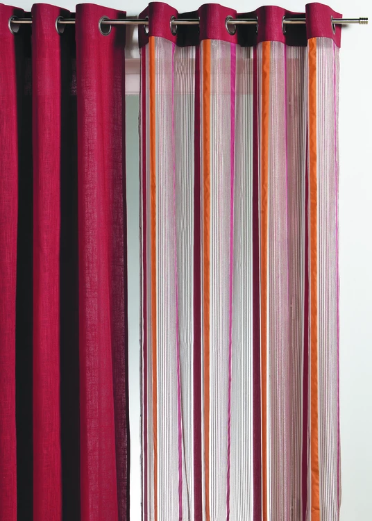 Vorhang aus Organza mit vertikalen Streifen