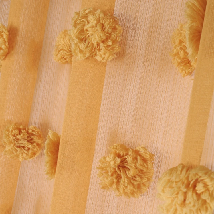 Voilage pompons brodés