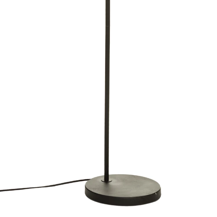 Lámpara de pie recta de metal y cuerda