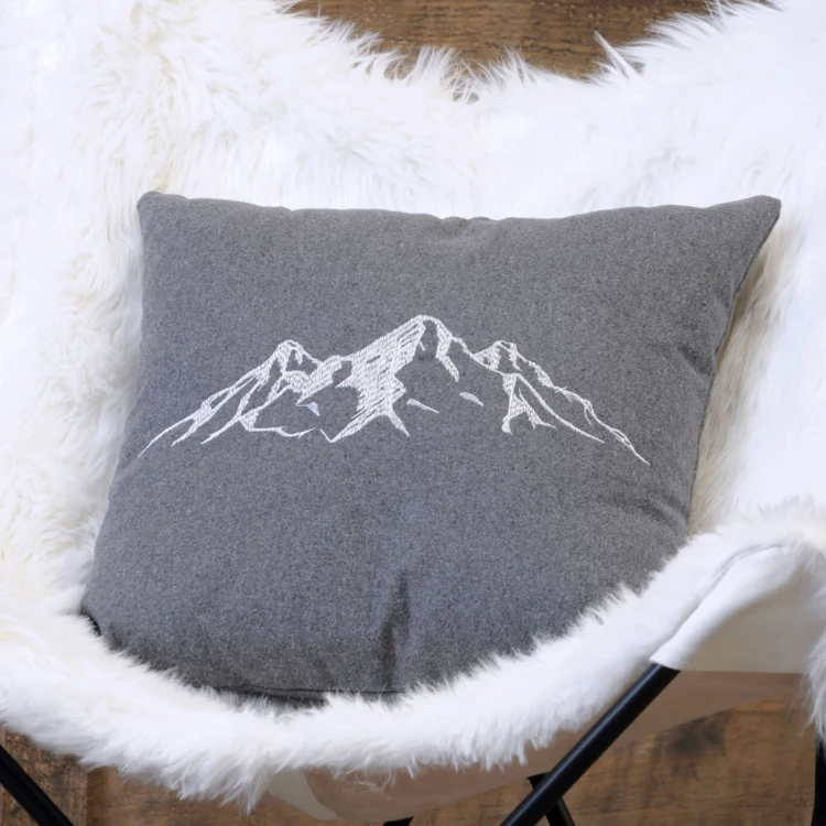 Coussin brodé montagne