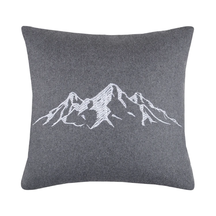 Coussin brodé montagne