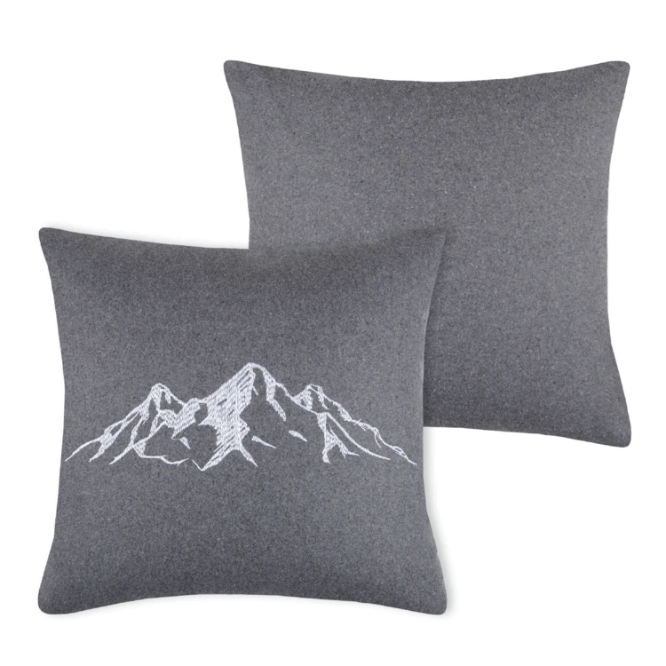 Coussin brodé montagne