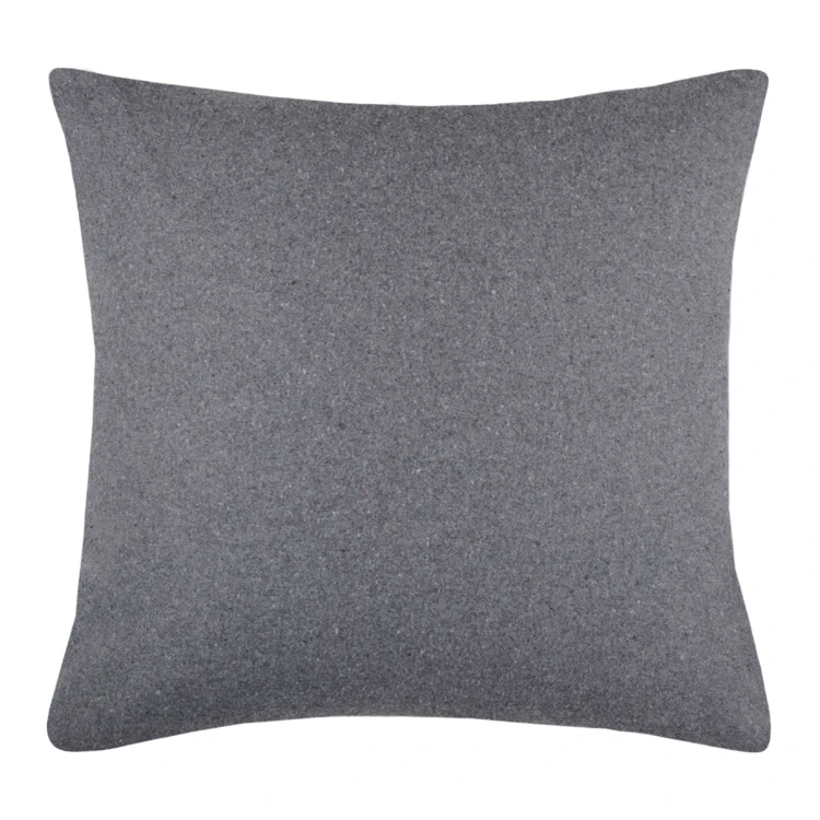 Coussin brodé montagne