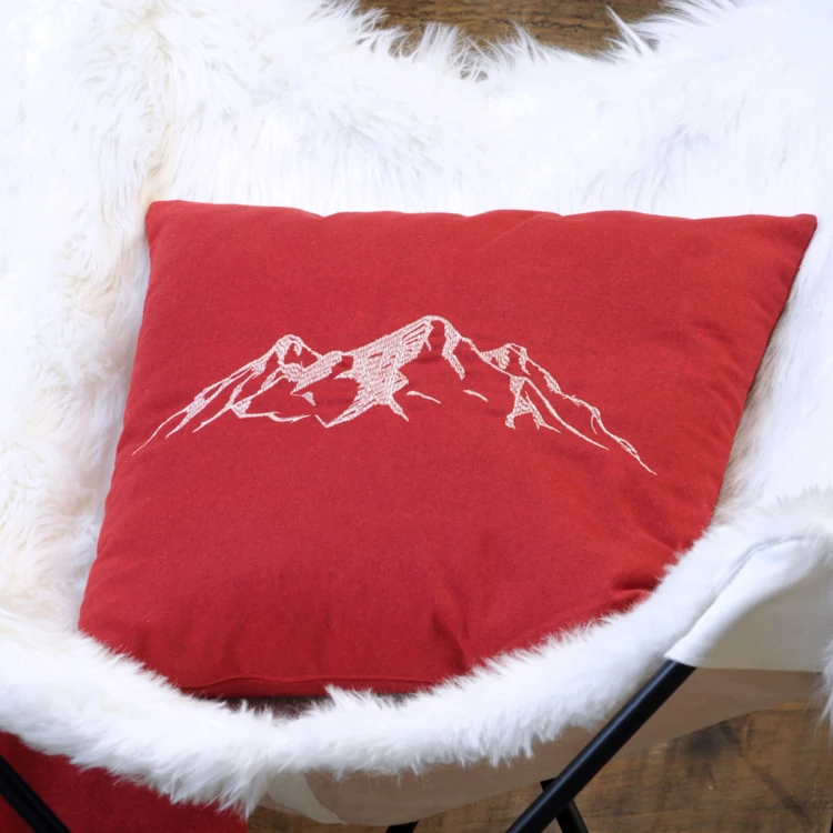 Coussin brodé montagne