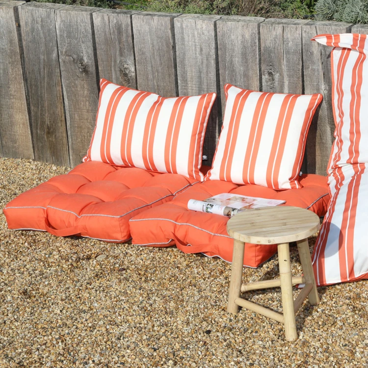Coussin extérieur à rayures