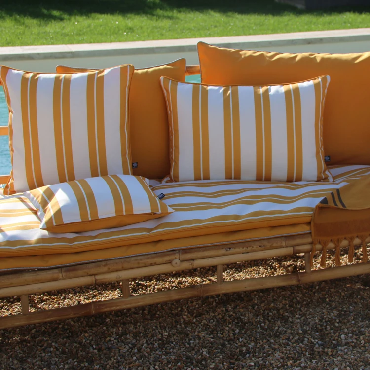 Coussin extérieur à rayures