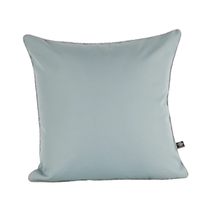 Coussin outdoor uni et passepoilé