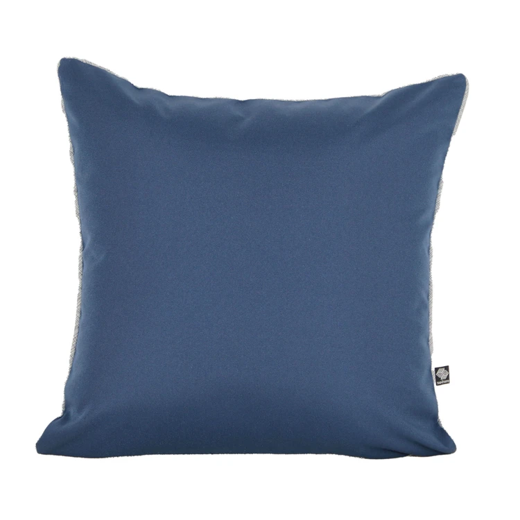 Coussin outdoor uni et passepoilé