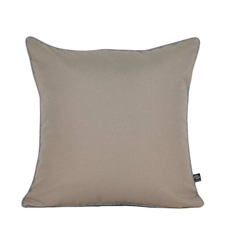 Coussin outdoor uni et passepoilé