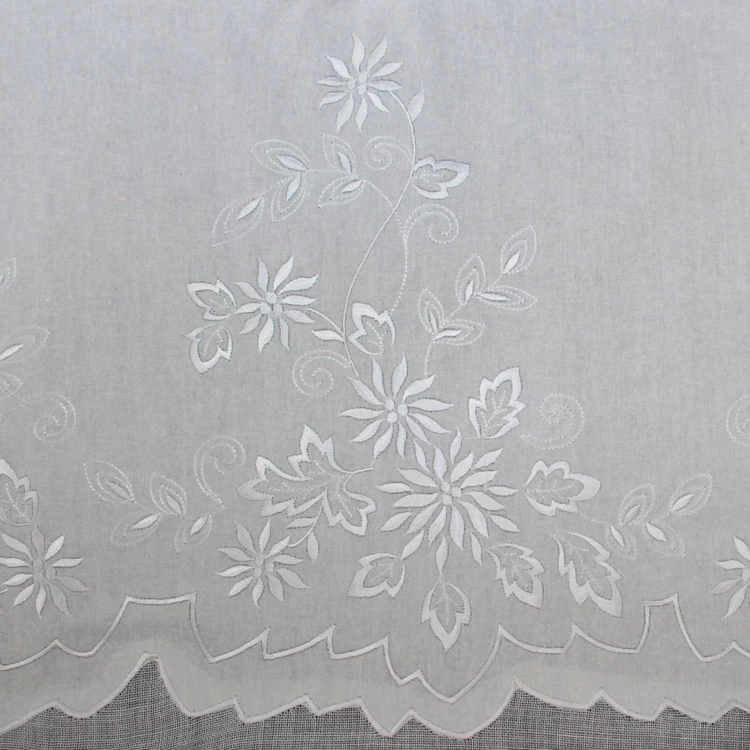 Visillo semi-opaco con decorado floral y bordado