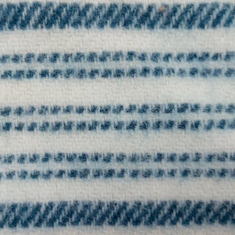 Couverture bayadère en laine mélangée