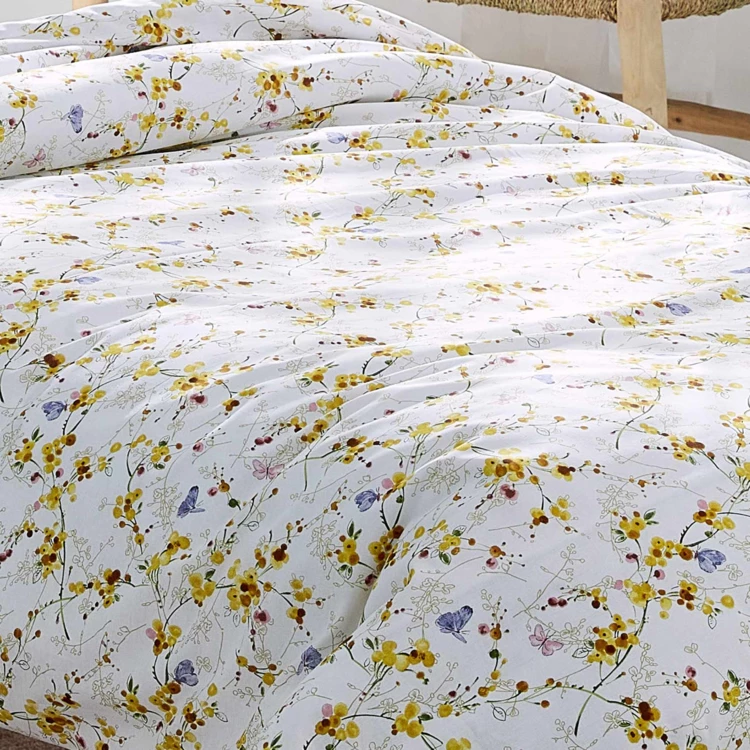 Bedruckter Bettbezug mit Blumenschmetterlingen