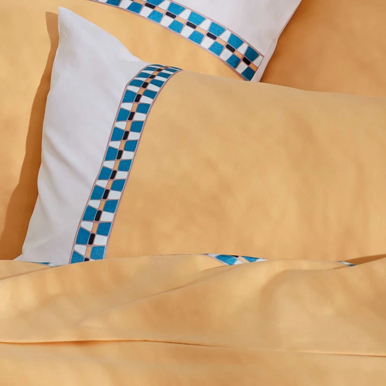 Perkal-Kissenbezug mit geometrischer Borte