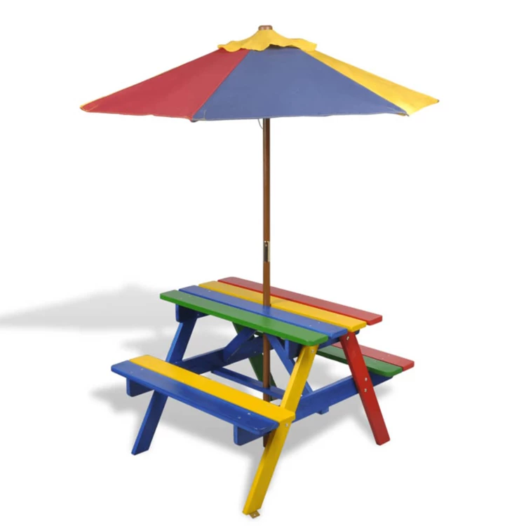 Mesa y bancos con sombrilla para niños