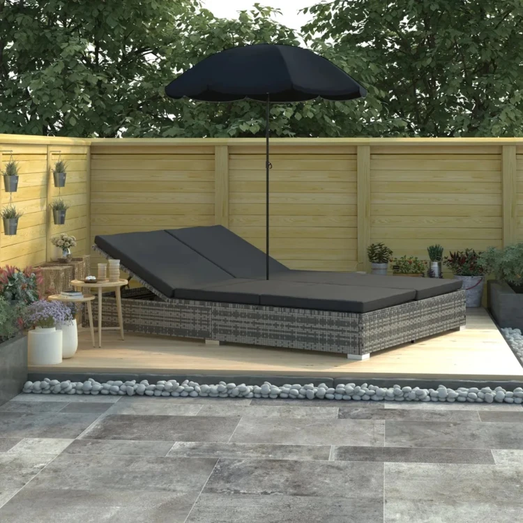 Chaise longue de jardin avec parasol