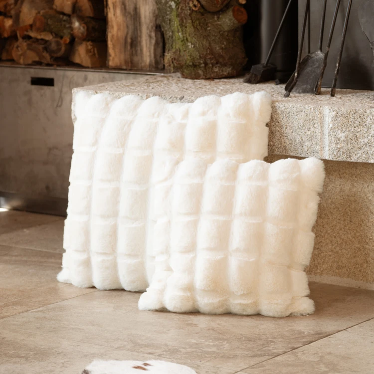 Housse de coussin fausse fourrure effet 3D