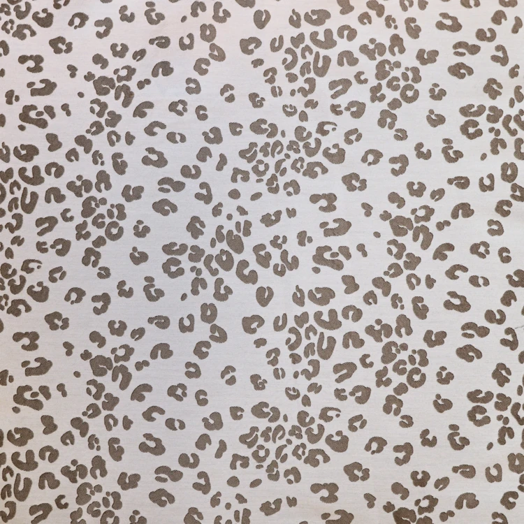 Tela color lino con estampado de leopardo