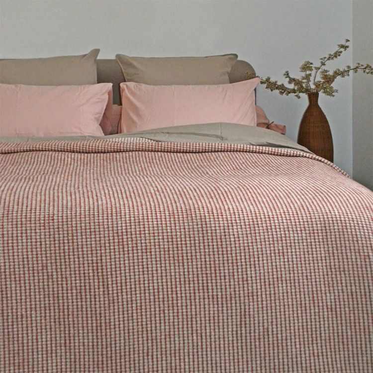 Dessus de lit tissé en coton recyclé motif nid d’abeille