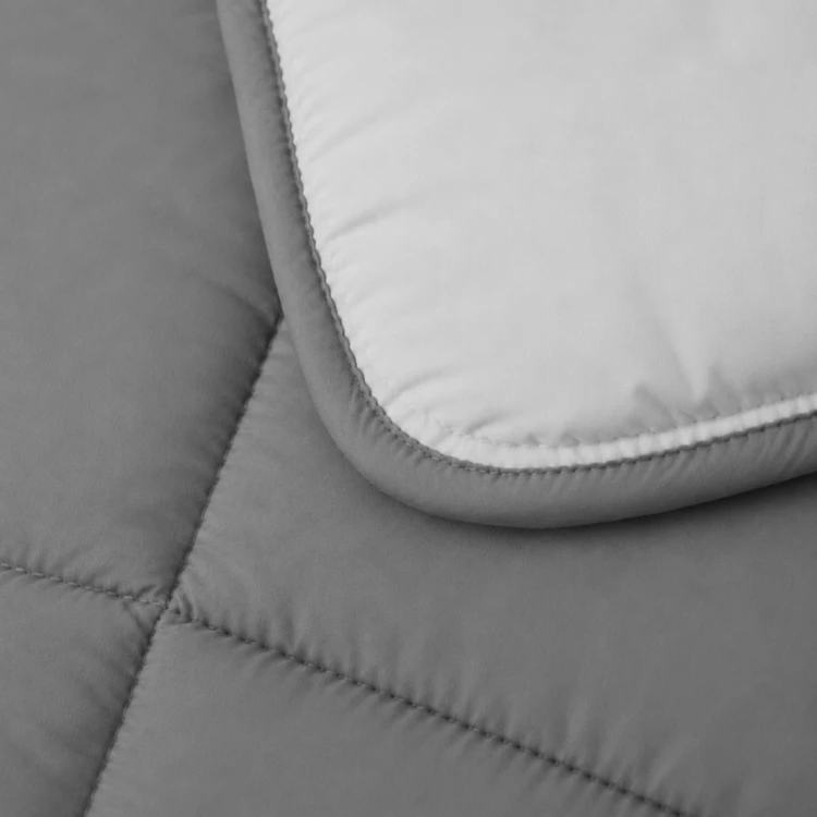 Couette légère réversible bicolore en microfibre 200 gr/m²