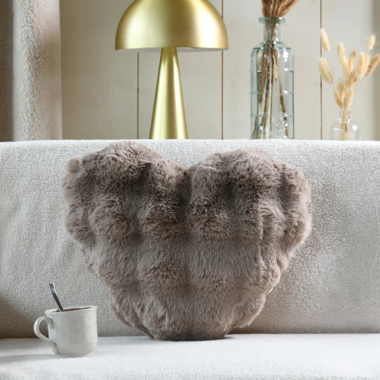 Coussin décoratif cœur en fausse fourrure