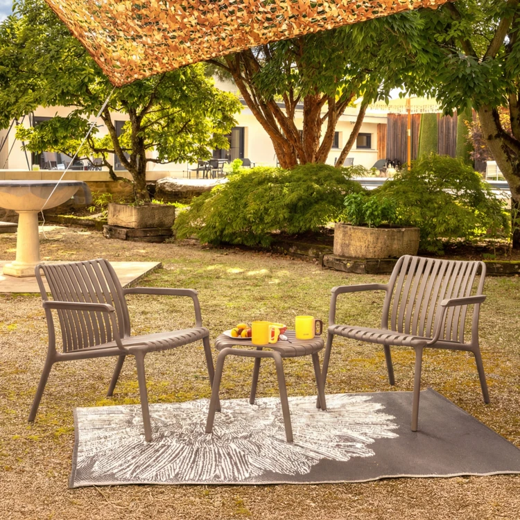 Table basse et repose-pieds de jardin